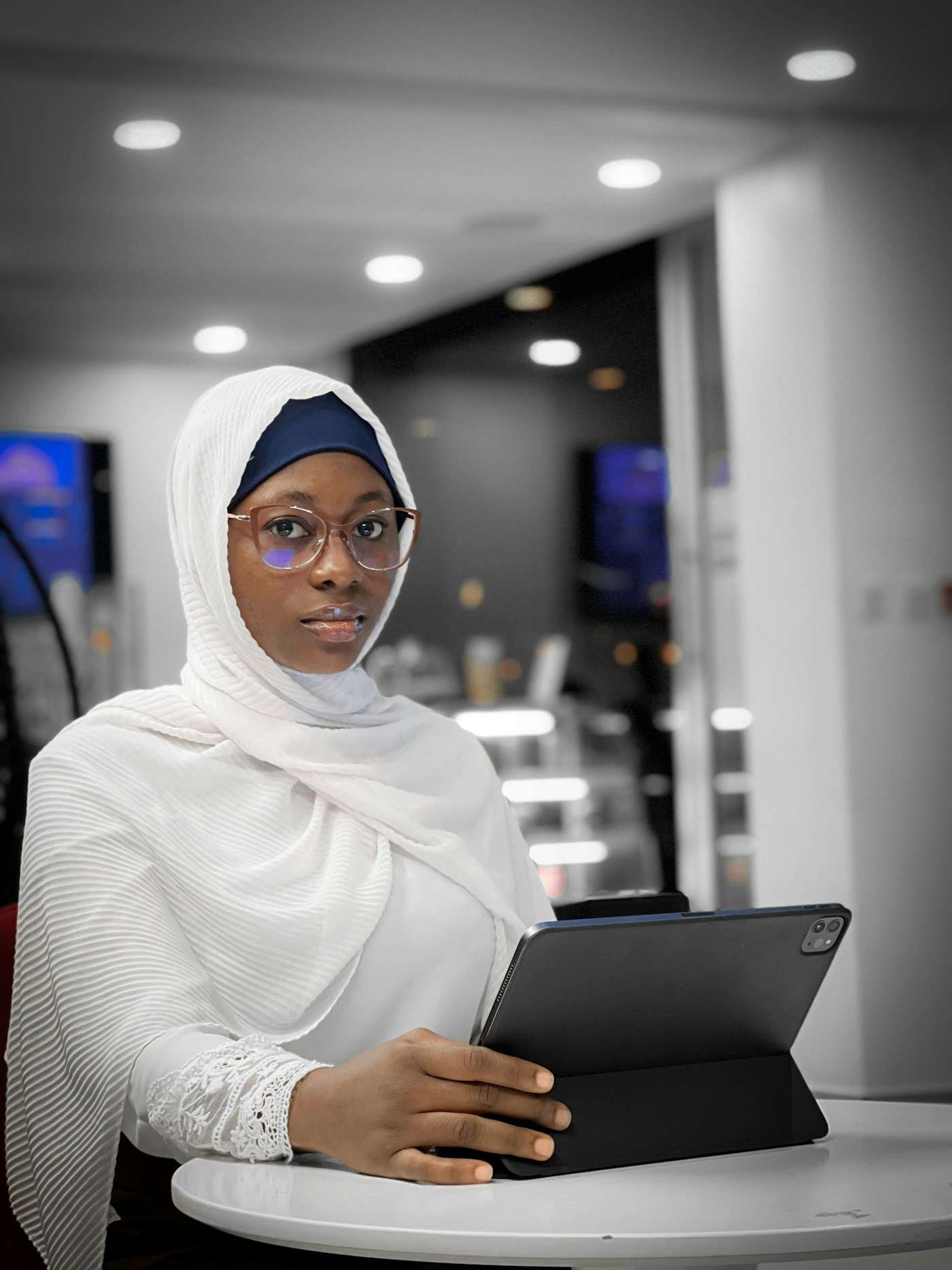 Une femme consulte une tablette