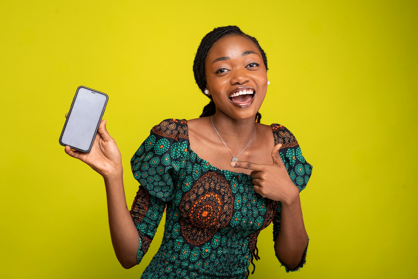 Une cliente ravie, téléphone en main
