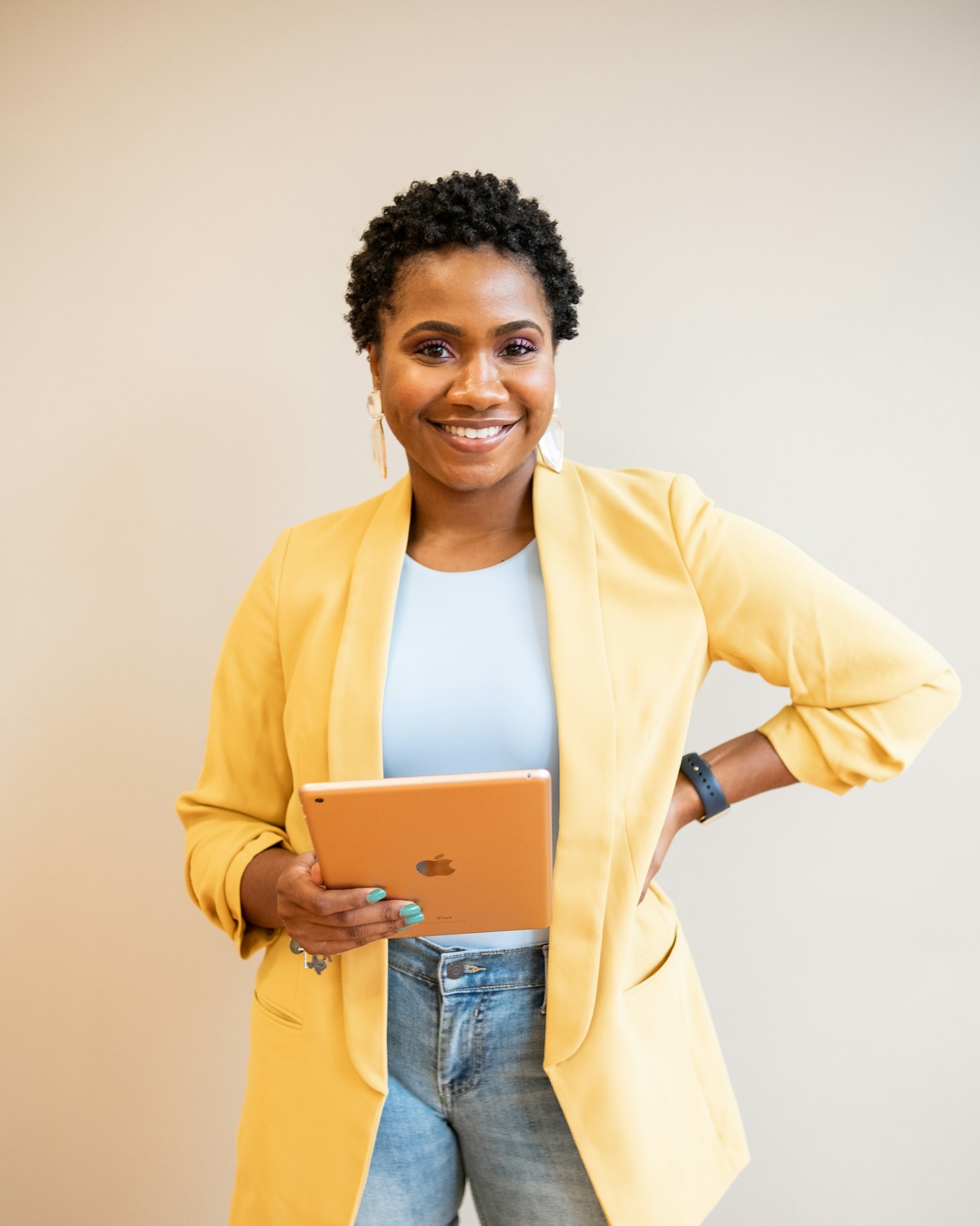 Une dirigeante avec sa tablette