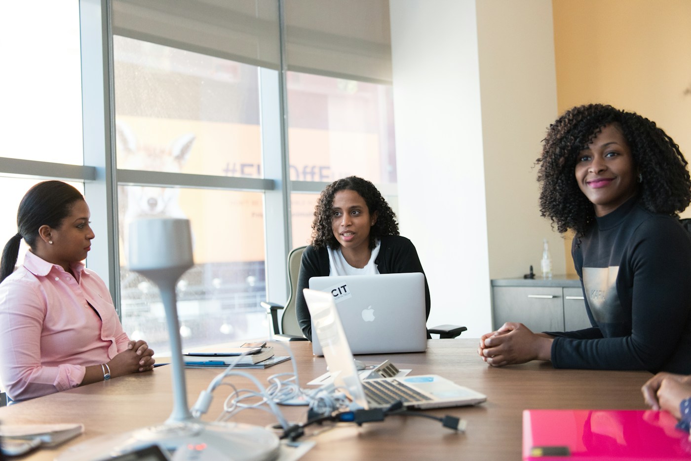 Une équipe en réunion autour d'une table