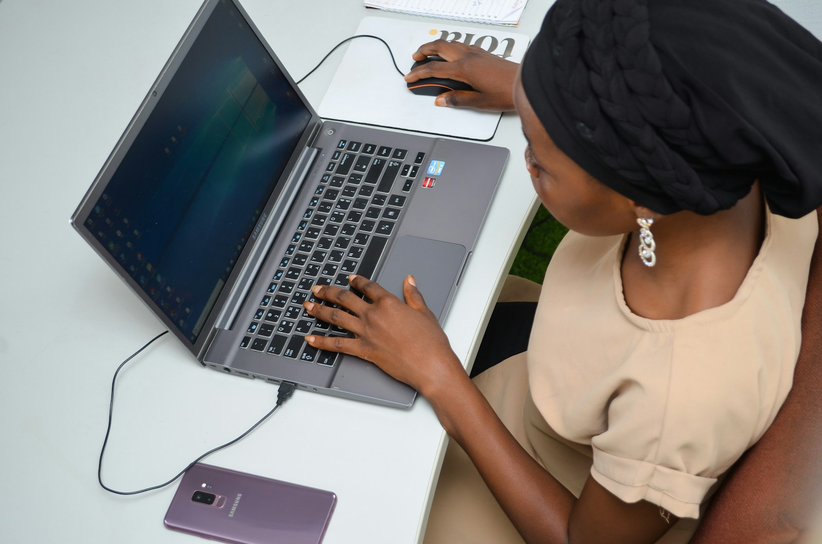 Une professionnelle suit un cours sur son ordinateur