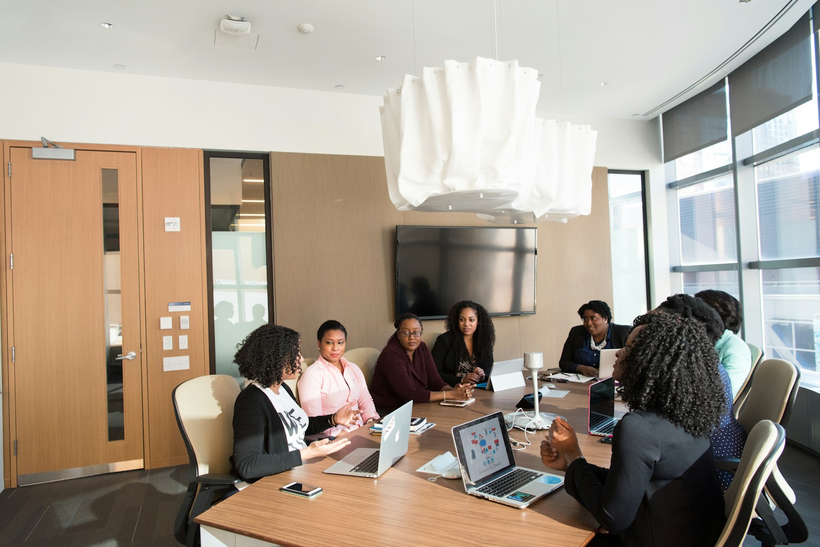 Une équipe réunie en salle de formation, chacun devant son ordinateur portable